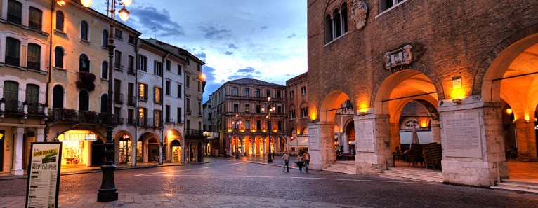 http://www.sahajayogaveneto.it/wp-content/uploads/2014/09/treviso-Piazza-dei-Signori-766x297.jpg